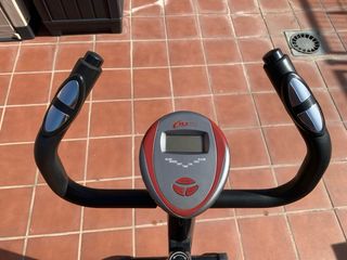 Bicicleta Estática Gris y Roja