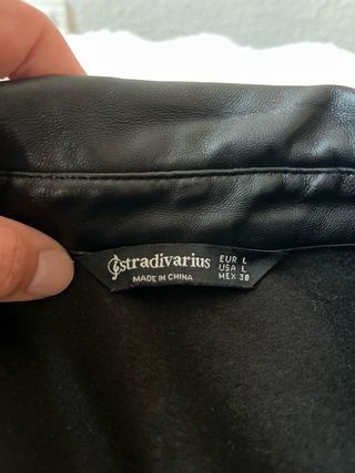 Chaqueta efecto piel Stradivarius negra