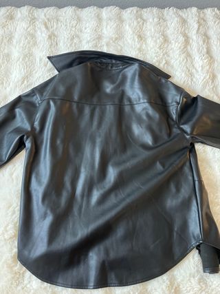 Chaqueta efecto piel Stradivarius negra