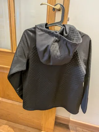 Chaqueta negra con capucha para niño