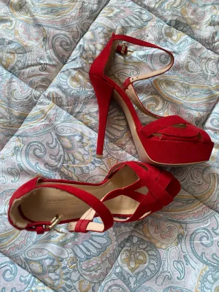 Zapatos de tacón Zara rojos