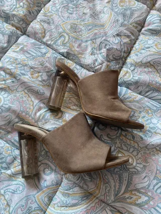 Zapatos de tacón Zara rojos