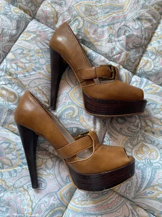 Zapatos de tacón Zara rojos