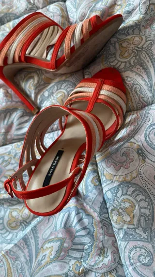 Zapatos de tacón Zara rojos