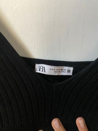 Zara Camiseta crop top negro escote - Talla S