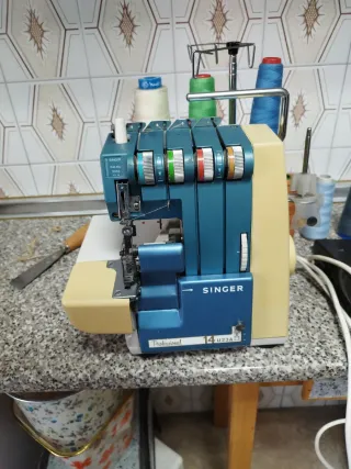 Remalladora Singer Profesional 14U23A