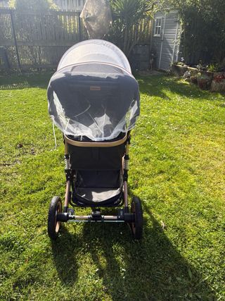Carrito Bebé Kiduku Negro y Dorado