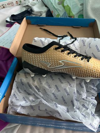 Zapatillas de fútbol Joma tacos doradas