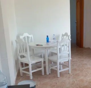 Mesa redonda blanca con 4 sillas