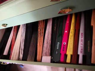Mueble cajonera con colección de abanicos