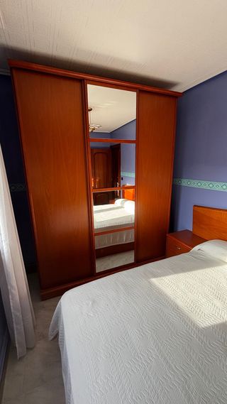 Armario de madera con puertas correderas y espejos