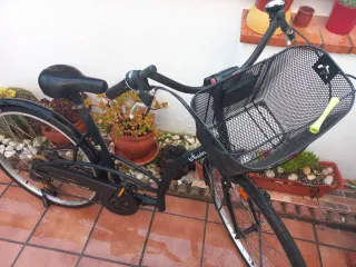 Bicicleta urbana negra con cesta