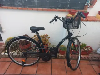 Bicicleta urbana negra con cesta