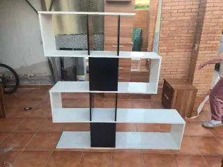 Estantería moderna blanca y negra