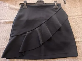 Minifalda negra Zara con volante