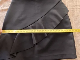 Minifalda negra Zara con volante