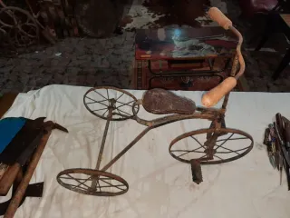 Triciclo antiguo 60 alto 70 largo 45 ancho y silli