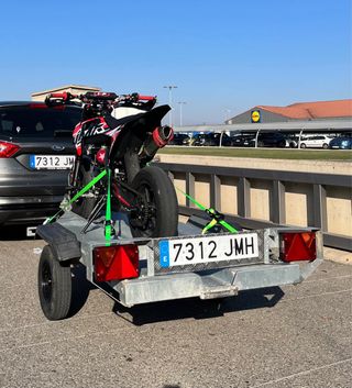 Remolque ligero para una moto.