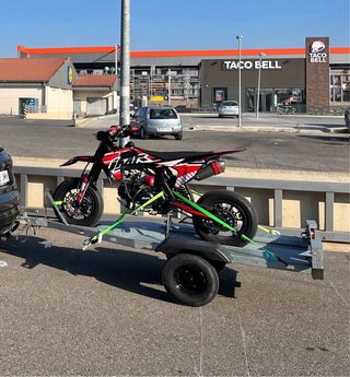Remolque ligero para una moto.
