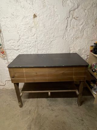 Mesa rústica de madera con almacenaje