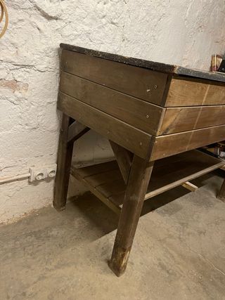 Mesa rústica de madera con almacenaje