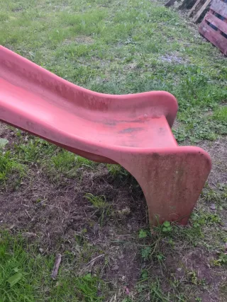 Tobogán rojo para niños