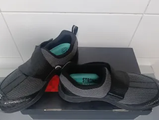 Zapatillas spinning demujer negras y grises