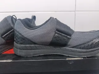 Zapatillas spinning demujer negras y grises