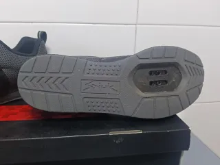 Zapatillas spinning demujer negras y grises