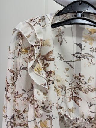 Blusa volantes y lazo floral