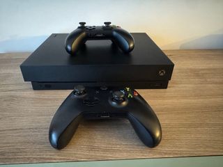 Xbox One X Negra + 2 Mandos