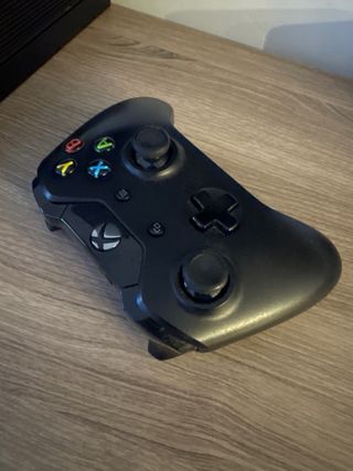 Xbox One X Negra + 2 Mandos