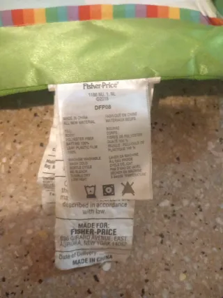 Parque infantil con arco y juguetes