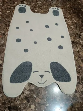 Alfombra infantil forma de perro. Lavable. 66x110.