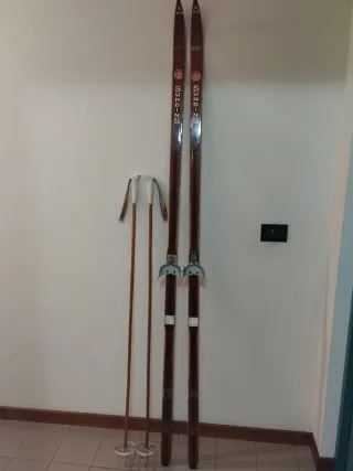 Sci vintage in legno con bastoncini