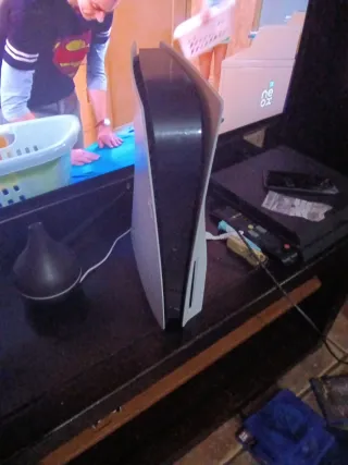 PS5 con 2 mandos y juegos PS4/PS5