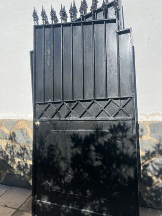 Cancelas de hierro de dos hojas con cerradura