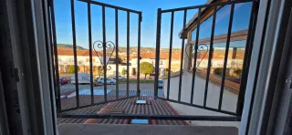 Reja de ventana con sistema de apertura