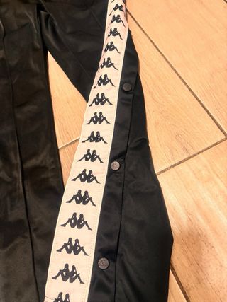 Pantaloni Kappa neri con bottoni laterali