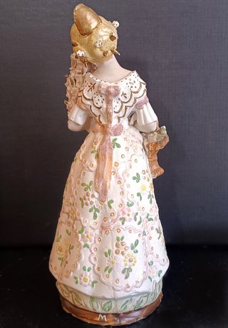 Figura cerámica de “FALLERA VALENCIANA”