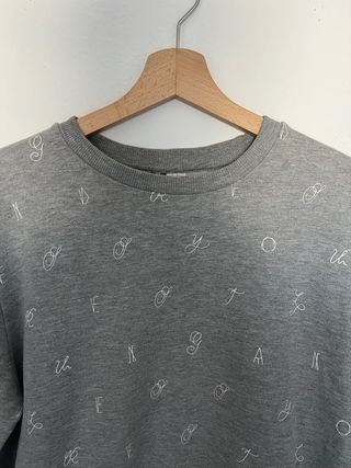 Jersey H&M gris letras talla M