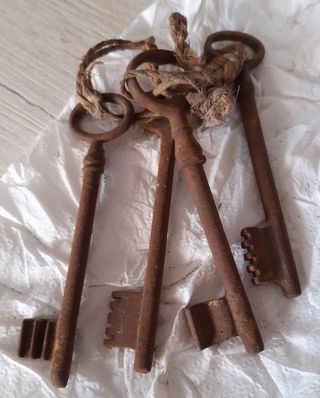 4 Llaves Antiguas +1 de regalo Decoración. En mano