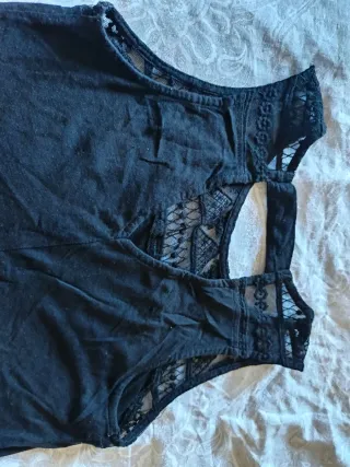 Camiseta negra con encaje