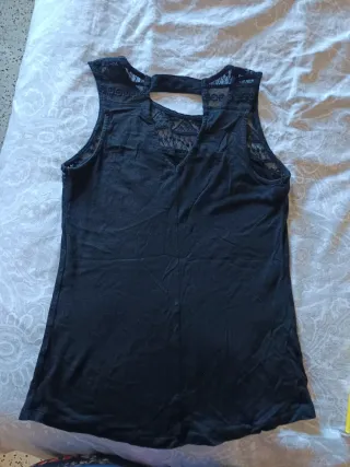Camiseta negra con encaje