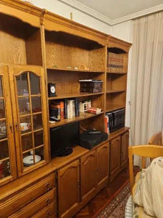Librería de madera con puertas de cristal..