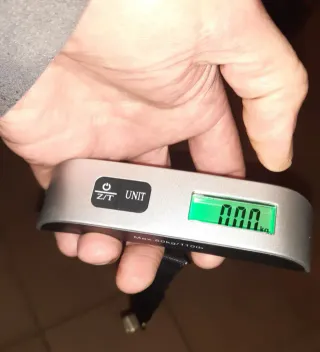 balanza peso portatil viaje Pesa 50 Kg. En mano