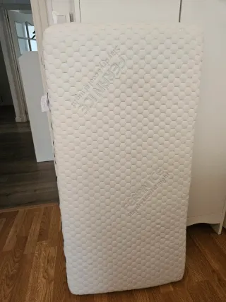 Cuna de bebé blanca