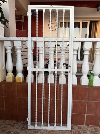 Puerta-reja hierro blanca 2,04x0,74m