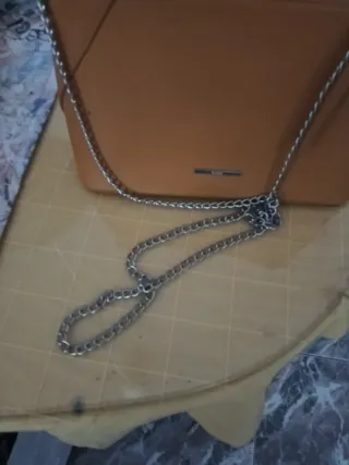 Bolso color mostaza con cadena