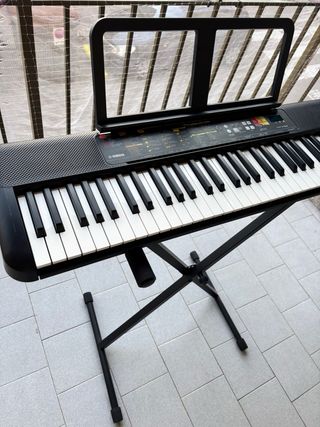 Teclado Yamaha PSR F52 con soporte
